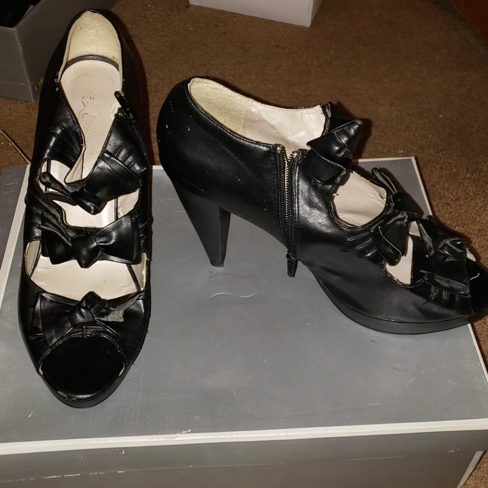 Size 11 Peeptoe with bows